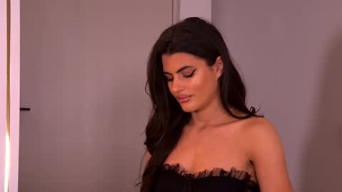 Yasmina  online show from November 25, 2025, 4:12 am