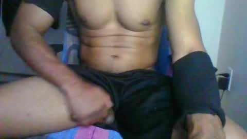 Snapshot of yellaboy31 chatting on October 22, 2025, 12:33 am yellaboy31 online show from October 22, 2025, 12:33 am