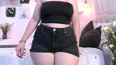 yellow_lily online show from September 17, 2025, 2:08 pm