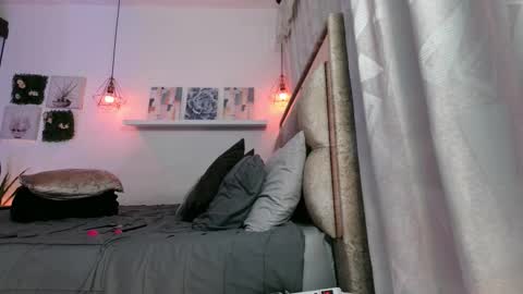 yellow_lily online show from December 16, 2025, 3:50 pm