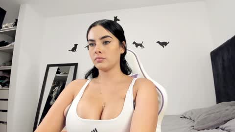 yenifer016 online show from January 7, 2025, 2:31 am