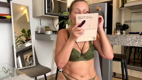 Snapshot of yes_mommy_zlata chatting on January 9, 2025, 8:44 pm Zlata online show from January 9, 2025, 8:44 pm