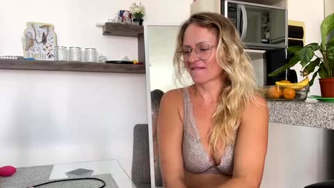 Snapshot of yes_mommy_zlata chatting on February 6, 2025, 8:34 pm Zlata online show from February 6, 2025, 8:34 pm