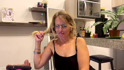 Snapshot of yes_mommy_zlata chatting on February 11, 2025, 1:41 am Zlata online show from February 11, 2025, 1:41 am