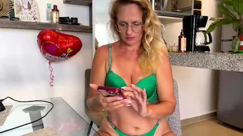 Snapshot of yes_mommy_zlata chatting on March 1, 2025, 10:42 pm Zlata online show from March 1, 2025, 10:42 pm