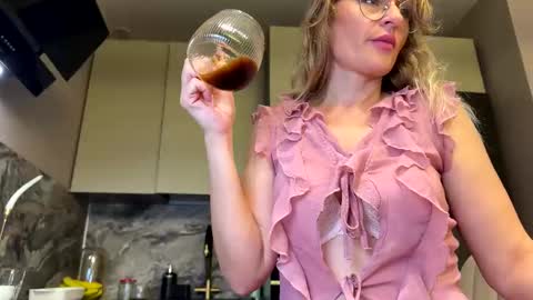 Snapshot of yes_mommy_zlata chatting on October 7, 2025, 7:00 pm Zlata online show from October 7, 2025, 7:00 pm