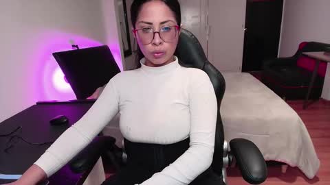 yesie_hot2 online show from September 25, 2025, 2:48 am