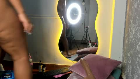 roxie reyes  online show from April 10, 2026, 11:48 am