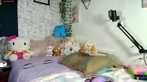 yiyii9 online show from June 25, 2026, 12:42 pm