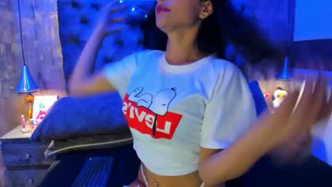 yiyisandoval online show from November 6, 2025, 8:43 pm