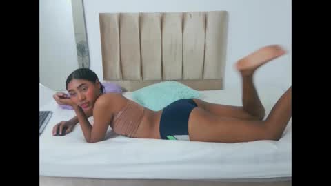 Snapshot of yizz_laan chatting on February 24, 2026, 12:19 am yizz_laan online show from February 24, 2026, 12:19 am