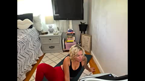 Snapshot of yogimilflover chatting on October 8, 2025, 3:31 pm Yogiblondebangme online show from October 8, 2025, 3:31 pm