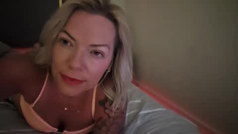 Snapshot of yogimilflover chatting on April 25, 2026, 2:47 am Yogiblondebangme online show from April 25, 2026, 2:47 am