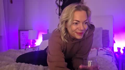 Snapshot of yogimilflover chatting on May 10, 2026, 3:01 am Yogiblondebangme online show from May 10, 2026, 3:01 am