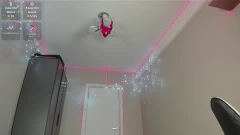 Mikaella - Mika online show from February 1, 2026, 8:07 pm