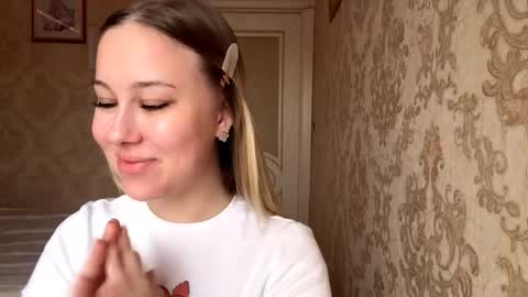 Snapshot of yolondaillovsky chatting on November 6, 2025, 11:33 am I am Rose ntmu Lets hit 10 Thumbs Up together online show from November 6, 2025, 11:33 am