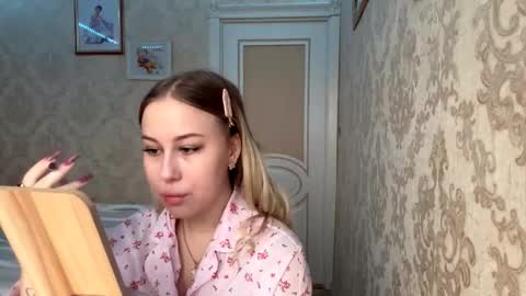 Snapshot of yolondaillovsky chatting on November 9, 2025, 6:12 am I am Rose ntmu Lets hit 10 Thumbs Up together online show from November 9, 2025, 6:12 am