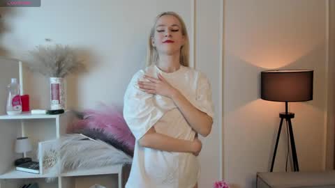 Elizabeth brunette -- Darline blonde  online show from May 6, 2026, 7:30 pm