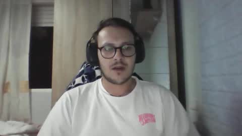 Snapshot of younromki chatting on November 8, 2025, 9:46 pm A... online show from November 8, 2025, 9:46 pm