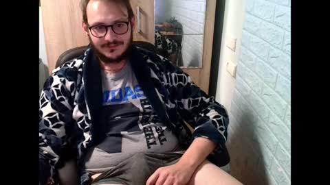 Snapshot of younromki chatting on April 7, 2026, 8:42 pm A... online show from April 7, 2026, 8:42 pm