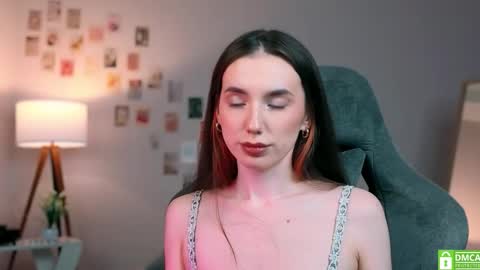 Chloe online show from September 18, 2025, 8:33 pm