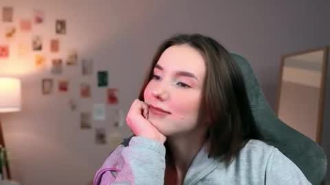 Chloe online show from October 13, 2025, 9:37 pm