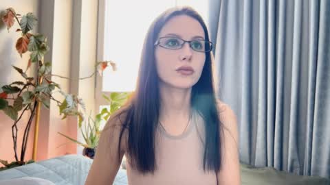 Snapshot of yourher0in chatting on March 5, 2025, 9:16 am Aida online show from March 5, 2025, 9:16 am