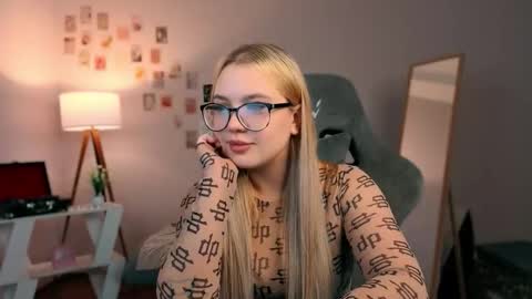 Snapshot of yourjullymoon chatting on October 13, 2025, 6:35 am Jully online show from October 13, 2025, 6:35 am