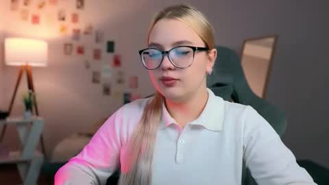 Snapshot of yourjullymoon chatting on October 14, 2025, 5:52 am Jully online show from October 14, 2025, 5:52 am