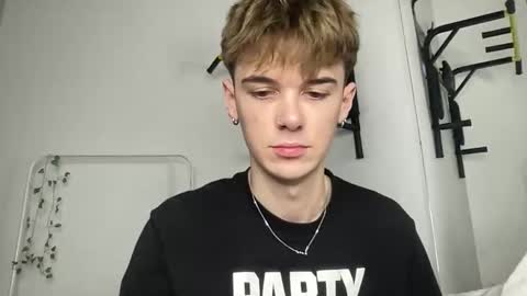 yoursweetyguy online show from December 15, 2025, 3:16 pm