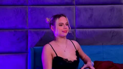 Foxie online show from December 15, 2025, 2:54 pm