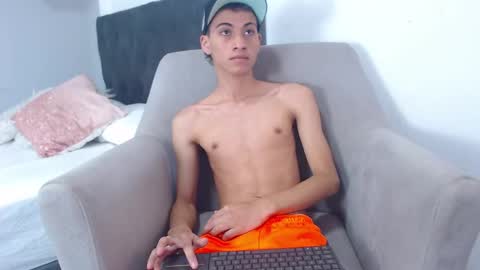 yulian_vasquez online show from February 14, 2025, 3:58 pm