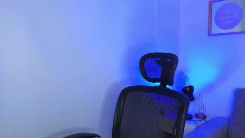 yulian_vasquez online show from September 18, 2025, 12:18 pm