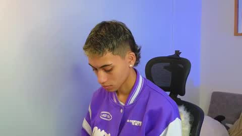 yulian_vasquez online show from October 7, 2025, 12:13 pm