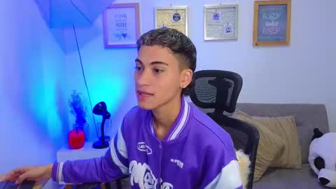 yulian_vasquez online show from November 17, 2025, 12:33 pm
