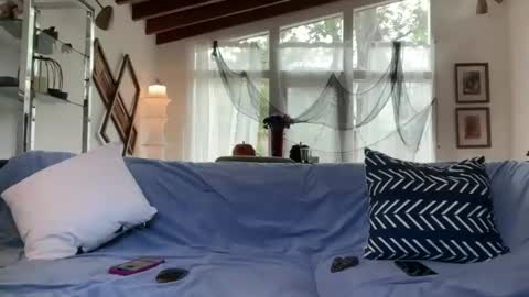 yumiandwolf online show from October 28, 2025, 5:15 pm