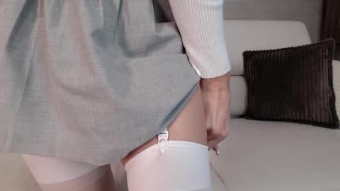 Snapshot of yummy_blonde chatting on April 27, 2026, 9:29 am you babe online show from April 27, 2026, 9:29 am