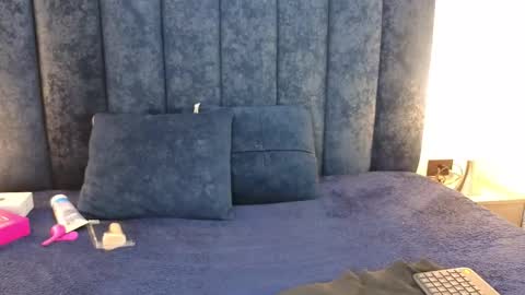 yunkeyc online show from November 10, 2025, 2:43 am