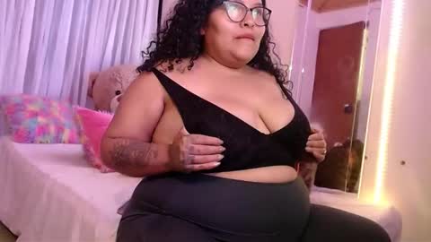 Snapshot of yvonn_jlove chatting on September 19, 2025, 12:02 am yvonn online show from September 19, 2025, 12:02 am