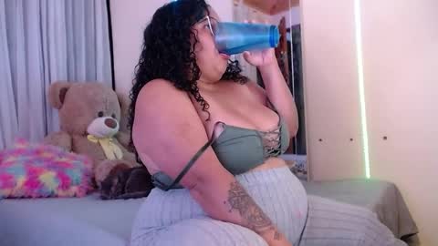 Snapshot of yvonn_jlove chatting on October 8, 2025, 1:58 am yvonn online show from October 8, 2025, 1:58 am