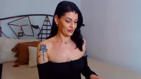 Snapshot of yvonneeverlee chatting on February 19, 2025, 12:57 am I V Y online show from February 19, 2025, 12:57 am