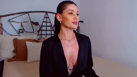 Snapshot of yvonneeverlee chatting on February 22, 2025, 12:27 am I V Y online show from February 22, 2025, 12:27 am