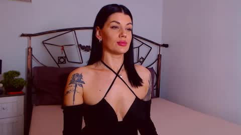 Snapshot of yvonneeverlee chatting on October 21, 2025, 7:36 pm I V Y online show from October 21, 2025, 7:36 pm