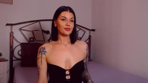 I V Y   online show from May 20, 2026, 7:53 pm