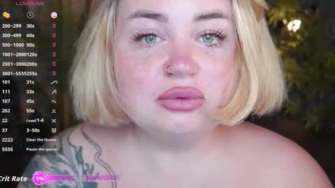 Snapshot of zarareign_ chatting on October 15, 2025, 7:41 am Lola online show from October 15, 2025, 7:41 am