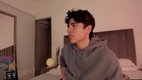 Snapshot of zayotto chatting on November 30, 2025, 6:17 am Hii im Zay. I save money for education. PVT Open. online show from November 30, 2025, 6:17 am