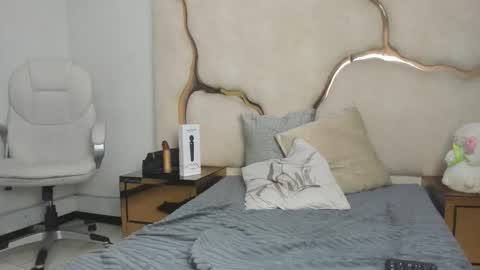 Zayra online show from April 20, 2026, 1:58 pm