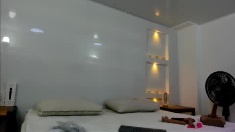 Zenda Evans online show from October 2, 2025, 4:08 am