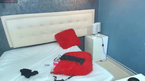 ZHAMIRA  ANDRES online show from November 9, 2025, 5:22 pm