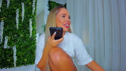 Snapshot of zinasquirts chatting on October 8, 2025, 4:04 pm Galli online show from October 8, 2025, 4:04 pm